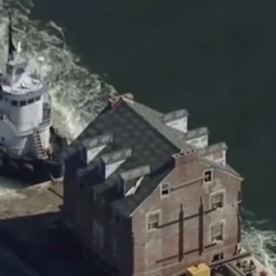 Vídeo: trasladan 80 km por mar una casa histórica de 1760
