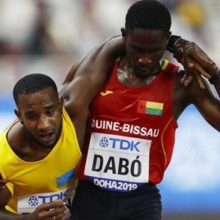 Primera imagen drámatica del Mundial de Doha: un atleta arubense llega exhausto y aupado de un rival
