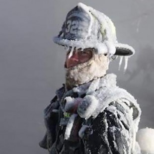 El duro y helado trabajo de los bomberos de Chicago durante el invierno