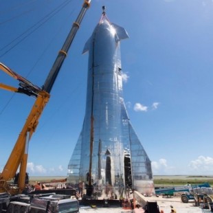 SpaceX muestra el prototipo ya ensamblado de la nave Starship Mk1 de 50 metros de altura