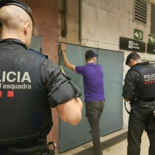 Una tarde tras los carteristas en el metro de Barcelona: 42 identificados y 13 detenidos