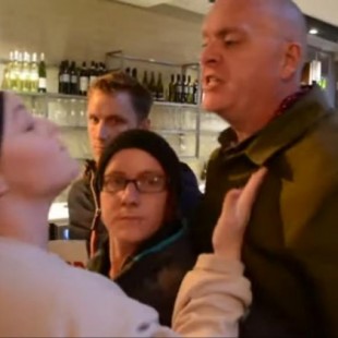Un hombre golpea a una activista vegana que irrumpió en una pizzería en Brighton