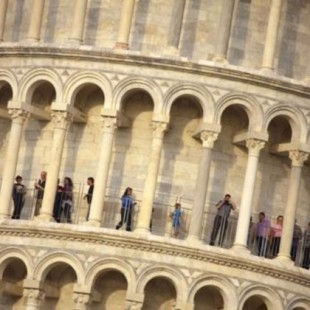 Detienen a dos turistas por grabar su nombre en la Torre de Pisa: «No pensamos que fuera un crimen»