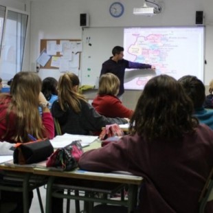 Los problemas del profesorado español: pasa muchas horas en clase, está envejeciendo y espera un estatuto
