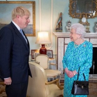 Boris Johnson desafía a la reina Isabel II