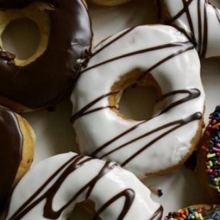 Euskadi se propone subir los impuestos a la comida 'basura': «No puede ser más barato un 'donuts' que una manzana»