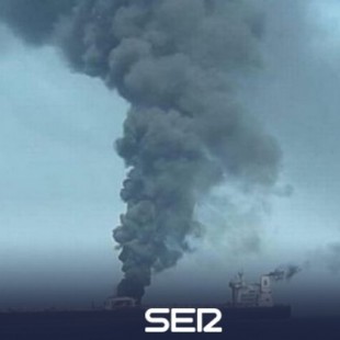 Un petrolero iraní, en llamas tras una explosión en aguas del mar Rojo