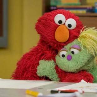 Barrio Sésamo presenta un muppet con una madre adicta a los opiáceos [ENG]