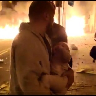 El padre que salió con su bebé en brazos estalla contra el uso partidista que se ha dado a las imágenes