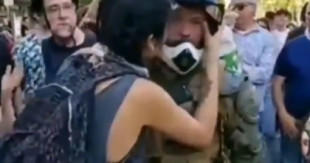 Hasta las lágrimas: El emotivo abrazo entre una manifestante y un carabinero en Chile