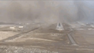 Un piloto trata de aterrizar un avión en una tormenta de arena
