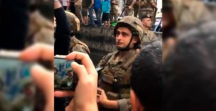Manifestantes consuelan a un soldado que llora durante unas protestas en Beirut