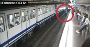 Metro de Madrid alerta sobre el uso del móvil con un vídeo de la caída a las vías de una usuaria