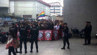 Carga policial en Vigo contra manifestantes que protestaban ante el mitin de Abascal