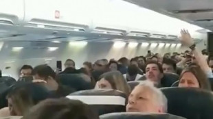 Pánico en el avión: falla uno de los motores y todos los pasajeros se ponen a rezar... menos dos