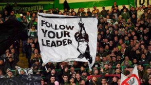 Un Benito Mussolini colgado hacia abajo aparece en el Celtic - Lazio de la Europa League