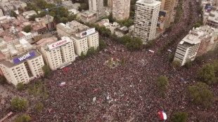 Miles de chilenos entonan a Víctor Jara en la protesta más grande desde que cayó Pinochet