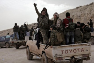 Rebeldes sirios apoyados por Turquía humillan y degradan a una combatiente kurda en un video
