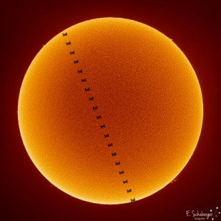 La estación espacial internacional pasando frente al sol