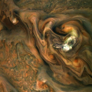 Nubes en Júpiter elevándose sobre la atmósfera circundante (ENG)