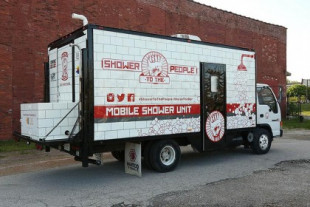 Un hombre transforma un camión en ducha portátil para facilitar el acceso al aseo a personas sin hogar
