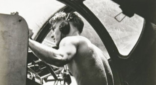 Soldado estadounidense desnudo disparando (Rabaul, 1944), la historia de una fotografía