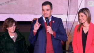 Gritos de "con Casado no" y "con Iglesias sí" en la sede del PSOE durante el discurso de Sánchez