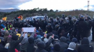 Los antidisturbios franceses comienzan a desalojar a los manifestantes que bloquean el paso de La Jonquera