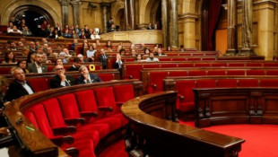 El Parlament aprueba la renuncia a “cualquier iniciativa unilateral” con el apoyo de los Comuns