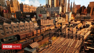 Rod Stewart enseña su gigantesca ciudad para trenes en miniatura