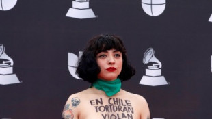 La cantante Mon Laferte en los Latin Grammy: "En Chile torturan, violan y matan" [NSFW]