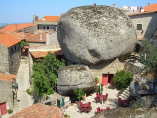 Vivir bajo una gigantesca roca: casas y pueblos 'aplastados' por toneladas de piedra