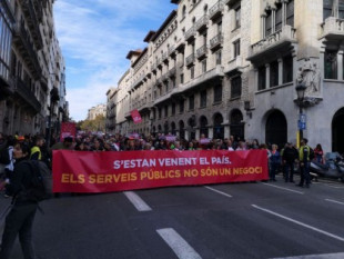 Miles de manifestantes en Barcelona contra la privatización de servicios públicos contenida en la ‘Ley Aragonès’