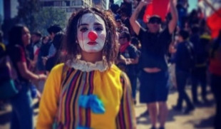 La Mimo: la artista que apareció colgada en medio de la represión en Chile