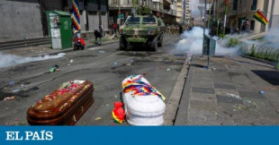 La policía de Bolivia reprime una marcha que llevaba los ataúdes de otros manifestantes