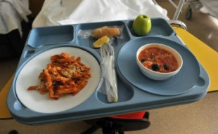 Una paciente del Hospital Morales Meseguer halla una cucaracha viva en su comida