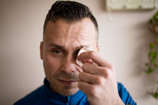 El calvario de Juan Cadenas, el policía que perdió un ojo y su trabajo "por no mirar para otro lado"