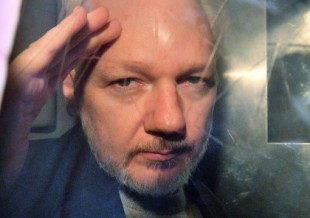 Assange, fin de la farsa: retiran su acusación por violación