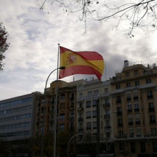 El Ayuntamiento de Madrid instala una gran bandera de España en la plaza de Chamberí