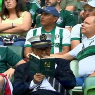 Expulsado del estadio por leer a Marx en vez de seguir el partido