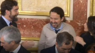 Charla distendida y bromas entre Espinosa de los Monteros, Pablo Iglesias e Inés Arrimadas en el Congreso