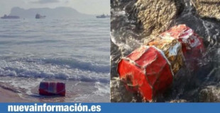 El litoral de de Algeciras aparece repleto de bidones de aceite contaminante