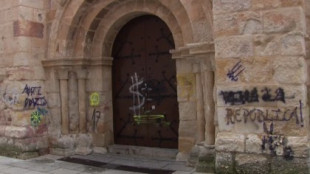 Pintadas vandálicas destrozan la muralla medieval y la fachada de la Iglesia de San Esteban, en Zamora