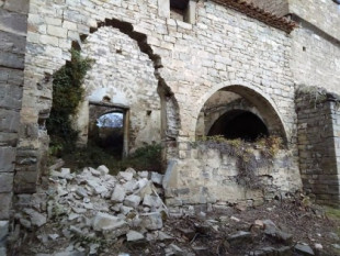 Desaparece el arco de la iglesia del pueblo deshabitado de Huértalo
