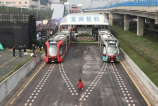 Este tren chino no tiene conductor, pero tampoco raíles: es autónomo, y circula sobre raíles virtuales