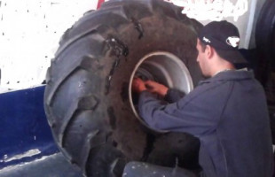 Un muerto y dos heridos graves al estallar una rueda de tractor cuando la estaban inflando