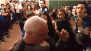 La emotiva despedida de los alumnos de un centro de Gijón a uno de sus profesores