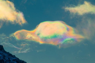 Las nubes del arco iris coronan la montaña Belukha, el pico más alto de Siberia (en)