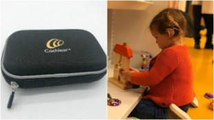 Unos padres buscan desesperadamente los implantes auditivos de su hija de dos años