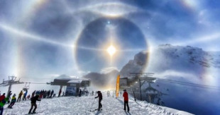 Esquiador captura increíbles halos de luz en los Alpes suizos